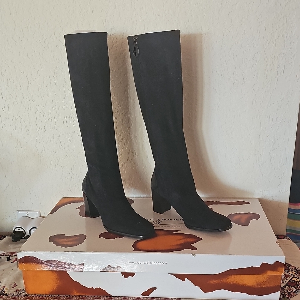In original box Donald J. Pliner INAM-SUP6 suede python knee heights Boots 5.5M